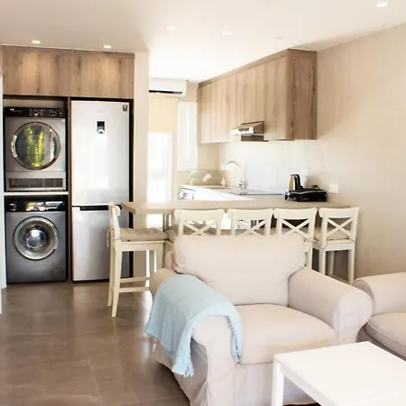 Short Walk From Nissi - Excellent Location! شقة *