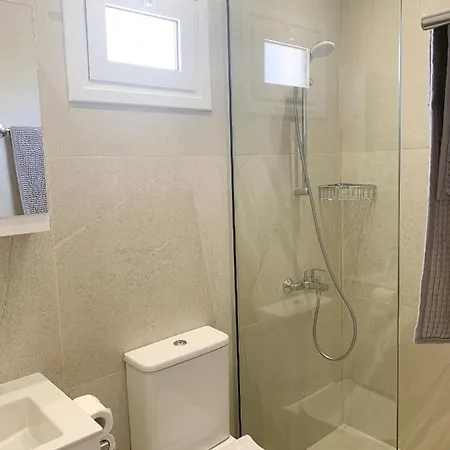 Short Walk From Nissi - Excellent Location! شقة